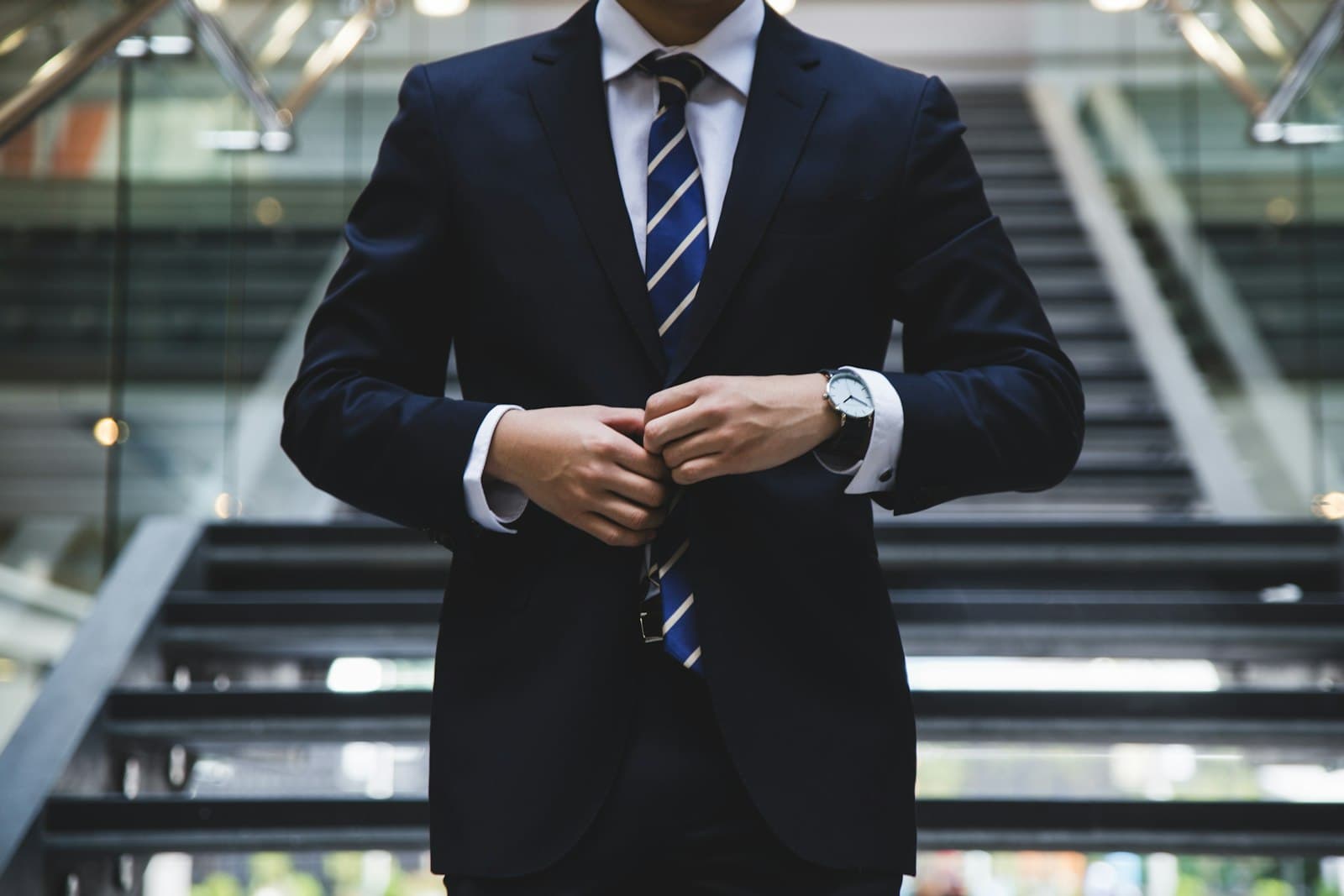 Profesional konsultan bekerja di meja kantor
